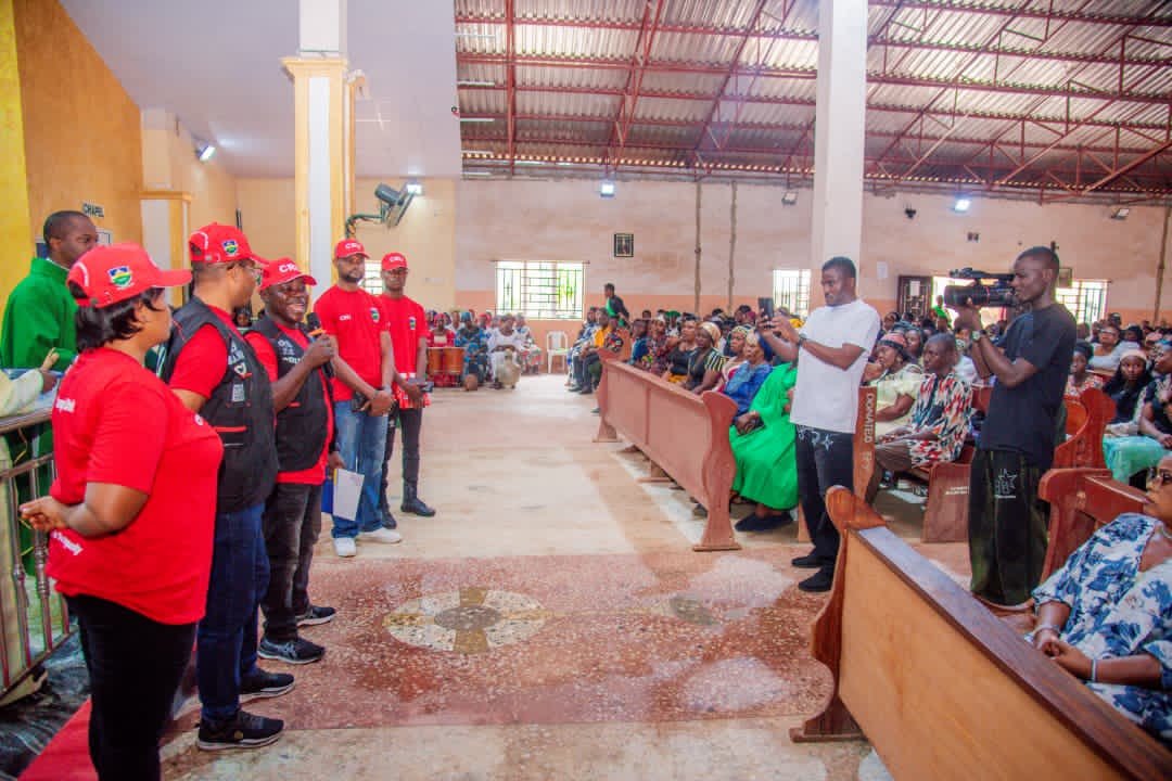 PoliceNG_CRU's tweet photo. When the IGP's sensitization/awareness campaign on @PoliceNG misconduct hits the Church. 

Call 08057000001, 08057000002
Whatsapp 08057000003
Twitter (X): @PoliceNG_CRU
Instagram @Police_CRU
Facebook PoliceNgCRU

We say #NoToImpunity https://t.co/Qr19Yuay7g