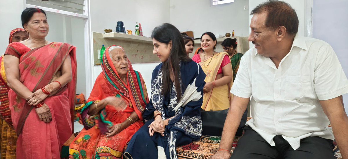 AditiSinghRBL's tweet photo. आज रायबरेली सदर विधानसभा क्षेत्र के अंतर्गत आचार्य द्विवेदी नगर, मोहद्दीनपुर निवासी हमारे सम्मानित सहयोगी डॉ. दिनेश चन्द्र मिश्रा जी एवं श्रीमती इन्दू मिश्रा जी के निवास पर सौजन्य भेंट कर उनका कुशलक्षेम जाना।

विगत 26 जून को उनके नव-निर्मित आवास 'कीर्ति कुंज' के गृह प्रवेश के उपलक्ष्य में आज मिश्रा परिवार के सभी सदस्यों को नए आवास की हार्दिक बधाई एवं शुभकामनाएं दीं।

ईश्वर से यही कामना है कि सुख, समृद्धि और सकारात्मक ऊर्जा से परिपूर्ण यह नया घर आप सभी के जीवन में अपार खुशियां, उत्तम स्वास्थ्य और प्रगति लेकर आए।

इस आदर-सत्कार और स्नेहिल भेंट के लिए पूरे मिश्रा परिवार का सहृदय आभार।