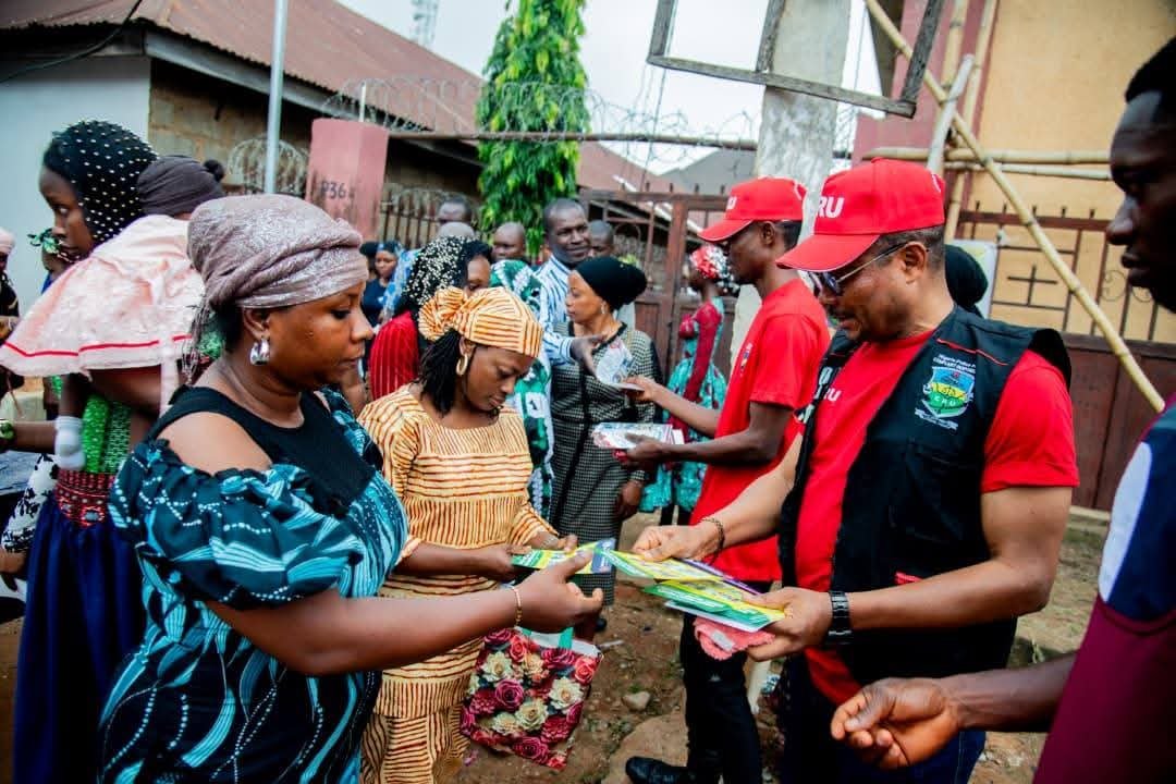 PoliceNG_CRU's tweet photo. When the IGP's sensitization/awareness campaign on @PoliceNG misconduct hits the Church. 

Call 08057000001, 08057000002
Whatsapp 08057000003
Twitter (X): @PoliceNG_CRU
Instagram @Police_CRU
Facebook PoliceNgCRU

We say #NoToImpunity https://t.co/Qr19Yuay7g