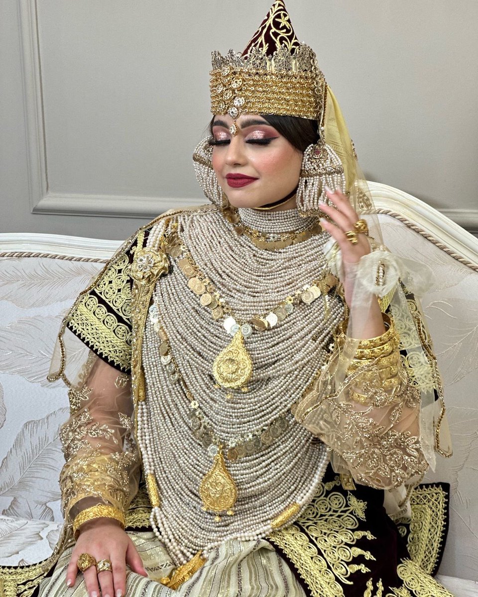 dzdzz69's tweet photo. @AstreaWaves When will this outfit be back, please? It reminds me of the traditional dress from my country😂 https://t.co/cpzJEVJa2F