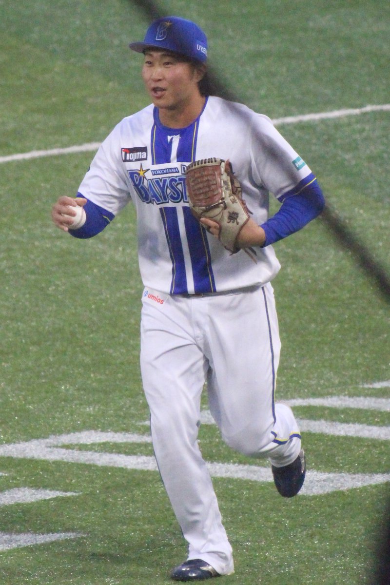 hitorikateikabu's tweet photo. 260628 外野の度会選手とキャッチボールをした後ベンチに戻ろうとするときに急に笑顔になった石上選手、その視線の先には… https://t.co/PNn2tLopDg