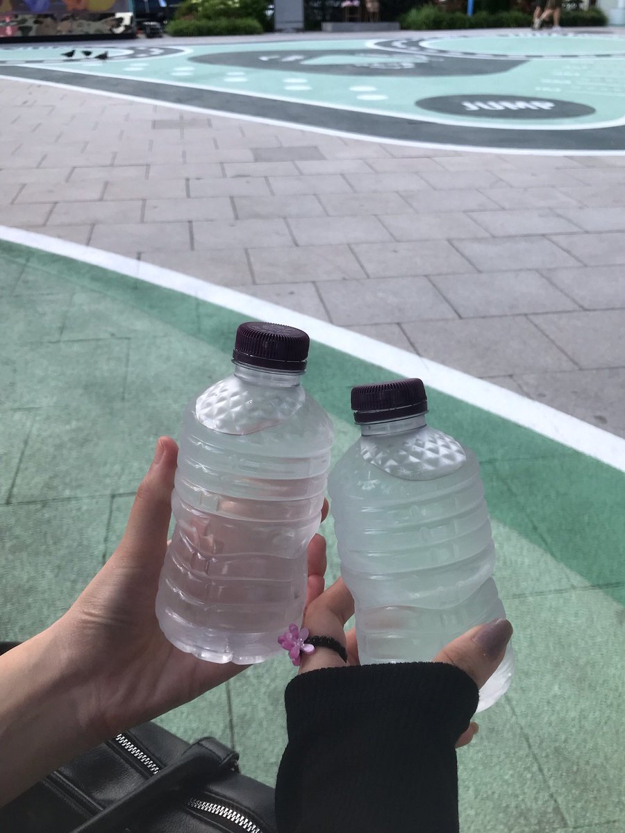 riolsie's tweet photo. 이태원에 물 자판기 있는 거 아시나요
탈수상태로 길 걷다가 발견했는데
그 자리에서 한 병 원샷하고 기운차림
엄청 시원하고 무료고 용산수 최고 https://t.co/4ZQUJy2CDl