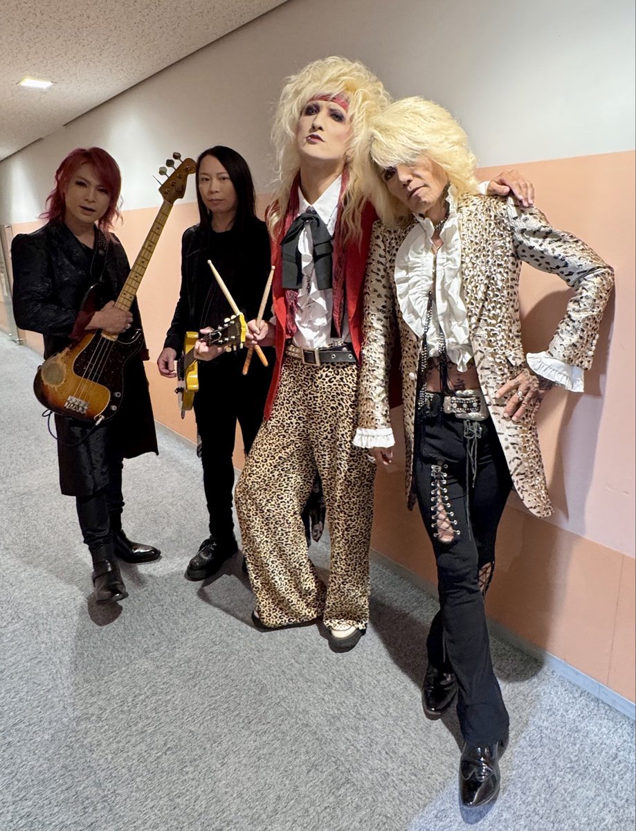 TARO_KATO's tweet photo. 今日はZIGGYで朝から晩まで一日丸ごとテレ東音楽祭。
カメラリハーサルや色々が終わり、長い空き時間にピエールマルコリーニのジェラートを食べにいく男3人。カメラマンは愛の男タカダ氏。
ダチョウのココちゃんもとても可愛く、優しかった。
本番もコーラスまで楽しんでやらせてもらいました。 https://t.co/uW899ATTmt