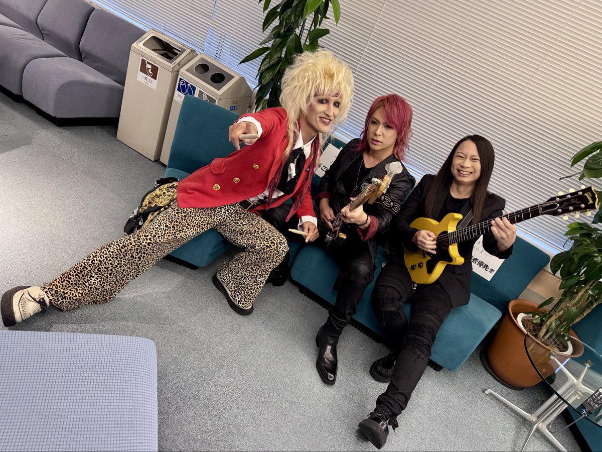 TARO_KATO's tweet photo. 今日はZIGGYで朝から晩まで一日丸ごとテレ東音楽祭。
カメラリハーサルや色々が終わり、長い空き時間にピエールマルコリーニのジェラートを食べにいく男3人。カメラマンは愛の男タカダ氏。
ダチョウのココちゃんもとても可愛く、優しかった。
本番もコーラスまで楽しんでやらせてもらいました。 https://t.co/uW899ATTmt