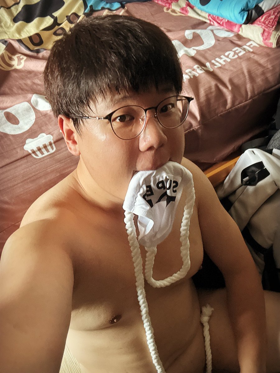teemojian's tweet photo. 洗完屁屁
好像該吃點甜點
下次做羊羹還是少放點洋菜
太脆了 https://t.co/4oXJdejrNn