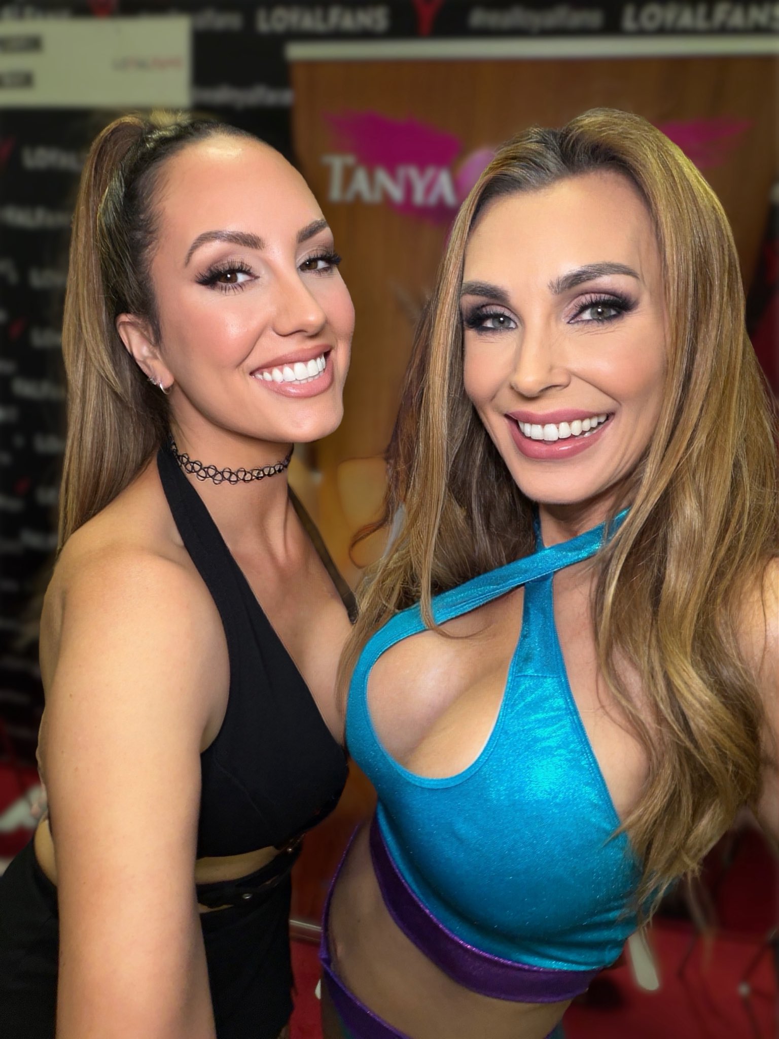 4 pic. I have such beautiful friends @thereallisaann @KloutKiki @themotleymonroe @katiekushxx2 @tanyatate @exxxotica https://t.co/RNPyqVnSa5