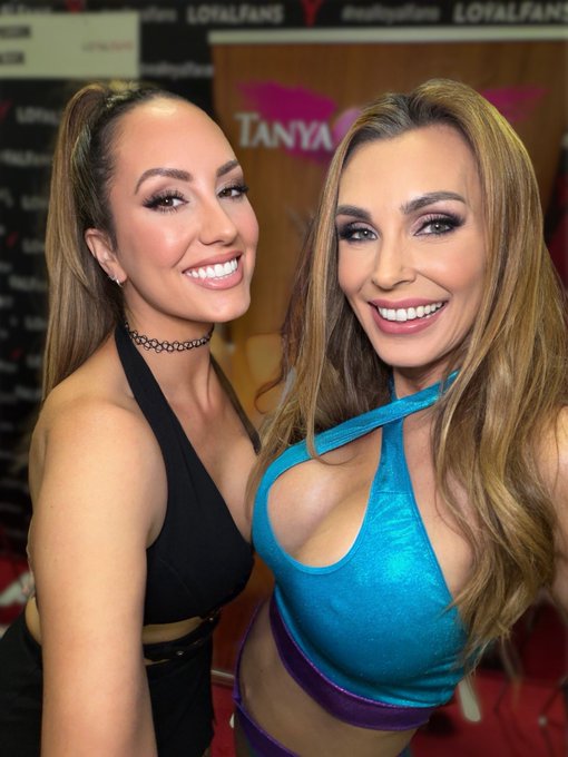 Brett Rossi - 4 pic. I have such beautiful friends @thereallisaann @KloutKiki @themotleymonroe @katiekushxx2 @tanyatate @exxxotica https://t.co/RNPyqVnSa5