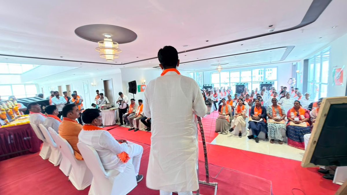 DrPrashantkorat's tweet photo. @narendramodi @AmitShah @NitinNabin @iJagdishBJP @ratnakar273 આ અવસરે પ્રદેશ ઉપાધ્યક્ષ અને સુરત જિલ્લા ભાજપાના પ્રભારી શ્રી ગૌતમભાઈ ગેડીયા, જિલ્લા ભાજપા પ્રમુખ શ્રી ભરતભાઈ રાઠોડ, દક્ષિણ ગુજરાતના ક્ષેત્રીય પ્રશિક્ષણ સંયોજક શ્રી રાજેશભાઈ દેસાઈ, ધારાસભ્ય શ્રી ગણપતભાઈ વસાવા તથા પક્ષના વરિષ્ઠ હોદ્દેદારો અને કાર્યકર્તા મિત્રો ઉપસ્થિત રહ્યા હતા. https://t.co/nXaOazB4Pz