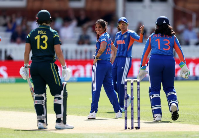What a start by Renuka Singh Thakur, Australia lose their first in the form of Georgia Voll for 4! 