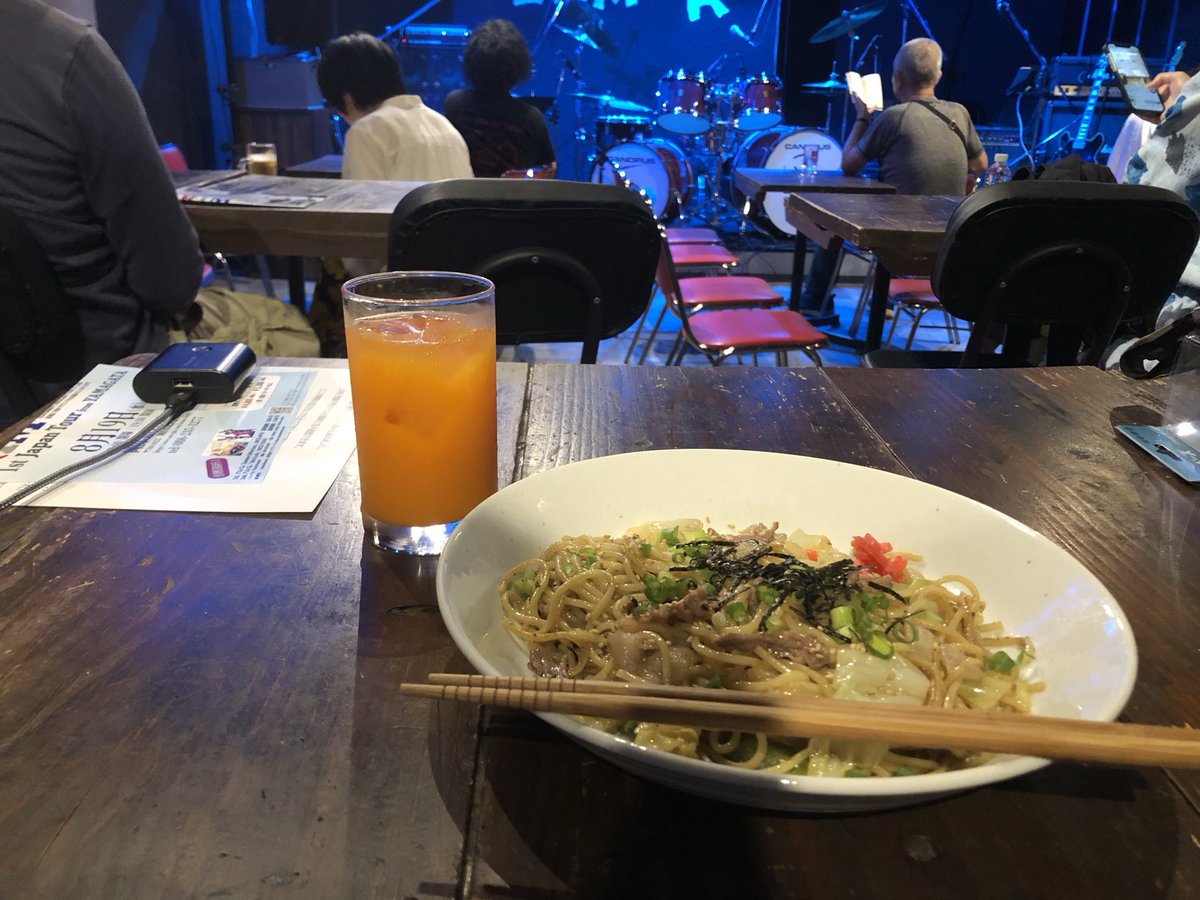 moon02564's tweet photo. 毎年デスペラードでされてるのは知ってたけどクリームはわからないからと行ったことなかった😅知らなくても大丈夫❗️素晴らしいバンドでした😆このモグラでドラムが真ん中なの初めてでかっこよかった😊
＃岡山モグラ
＃大クリーム大会 https://t.co/fiVbbG81e8