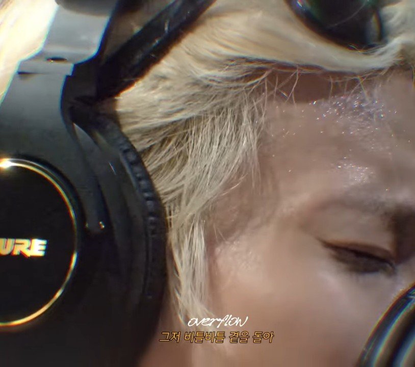 seungulls's tweet photo. He really gave his sweat,heart,soul into this song https://t.co/8Y5XRMMrNa