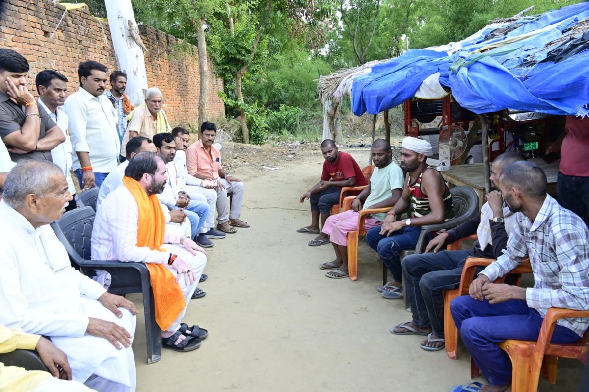 SatishSharmaBBK's tweet photo. विधानसभा दरियाबाद अन्तर्गत विकास खण्ड पूरे डलई के ग्राम पंचायत खजुरी में मौलवी द्वारा झाड़ फूँक के कारण सुकई गौतम जी की अत्यंत दुखद मृत्यु की सूचना पर परिजनों से मुलाकात की एवं परिजनों को हर संभव न्याय दिलाने का भरोसा दिया।
परिजनों की सुरक्षा एवं विधि सम्मत कार्यवाही हेतु एवं अनुमन्य सहायता राशि तत्काल उपलब्ध पुलिस अधीक्षक को निर्देशित किया।
@narendramodi @AmitShah @JPNadda @NitinNabin @myogiadityanath @kpmaurya1 @brajeshpathakup @blsanthosh @sunilbansalbjp @mppchaudhary @CMOfficeUP @UPGovt @BJP4UP @BJP4India