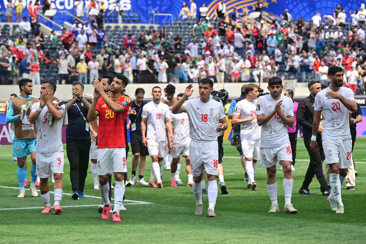 LBallesterosM's tweet photo. La selección iraní quedó eliminada tras el empate 3-3 entre Argelia y Austria. Compitieron en desigualdad de condiciones, en guerra declarada por uno de los anfitriones, emboscados por la FIFA. 

Demostraron que la dignidad se sostiene.

➤ Base de concentración en Tijuana tras no poder alojarse en EE. UU.
➤ Solo pudieron ingresar a territorio estadounidense 24 horas antes de sus partidos.
➤ Cinco horas retenidos en migración después del duelo ante Bélgica.
➤ 14 integrantes del cuerpo médico y utileros no recibieron visa.
➤ Las autoridades advirtieron que no garantizaban plenamente la seguridad del equipo.
➤ Un gol al minuto 93 ante Egipto fue anulado por el VAR y les quitó la clasificación.