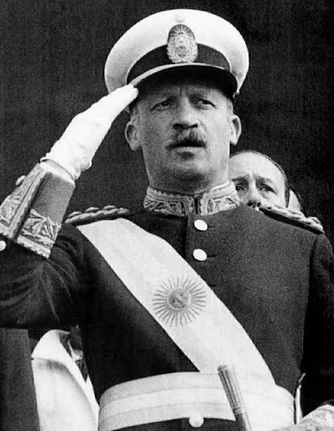 martin_caparros's tweet photo. Se cumplen 60 años del golpe de estado del general Juan Carlos Onganía. El chiste malo es que, hoy, su estatismo y su nacionalismo lo situarían a la izquierda de tantos otros gobiernos.
Patético. https://t.co/Po5mqJr2Fz