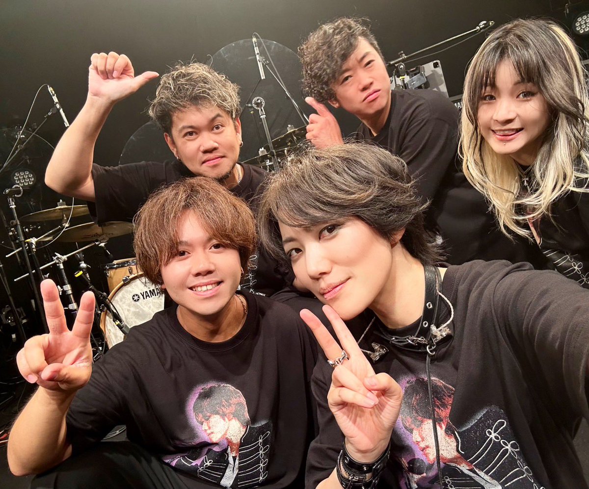 nyaoyan1008's tweet photo. 七海ひろき 
ライブハウスツアー“AKATSUKI”
初日🥁茨城公演1部、2部　

(今回のあらすじ)
リーダーでありギターのユウタが
ボーカリスト🧑‍🎤のひろきを
TSUT◯YAでスカウトしたかことから
バンドAKATSUKI が始まり
７年間のスタジオリハの日々をへて...
ついに！初ライブ⚡️

というお話のもとツアーがスタート！