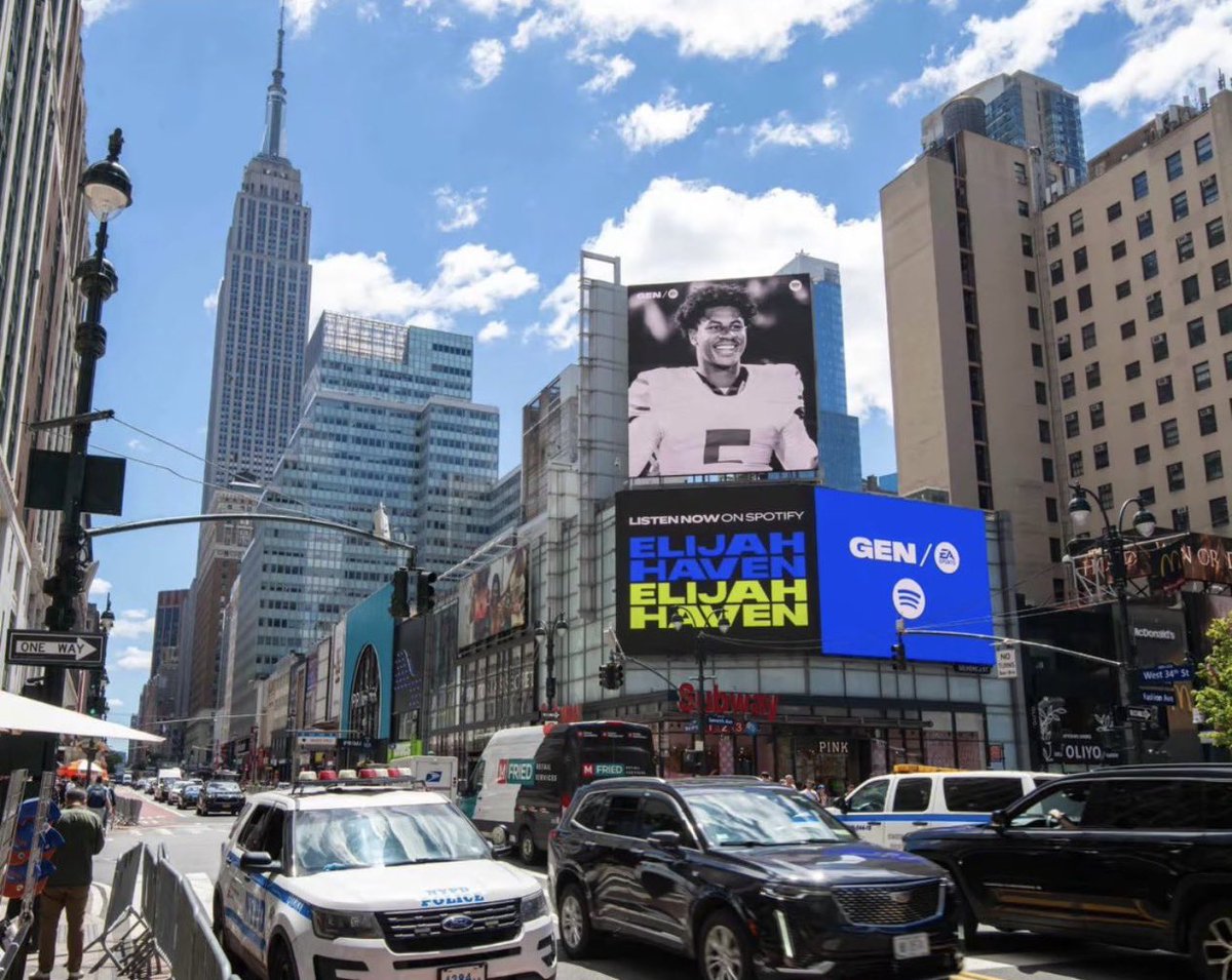 BussinWTB's tweet photo. Alabama 5⭐️ QB commit Elijah Haven is featured on a billboard in New York City 

Imagine showing this to a college football player 10 years ago https://t.co/norxbAUYxE