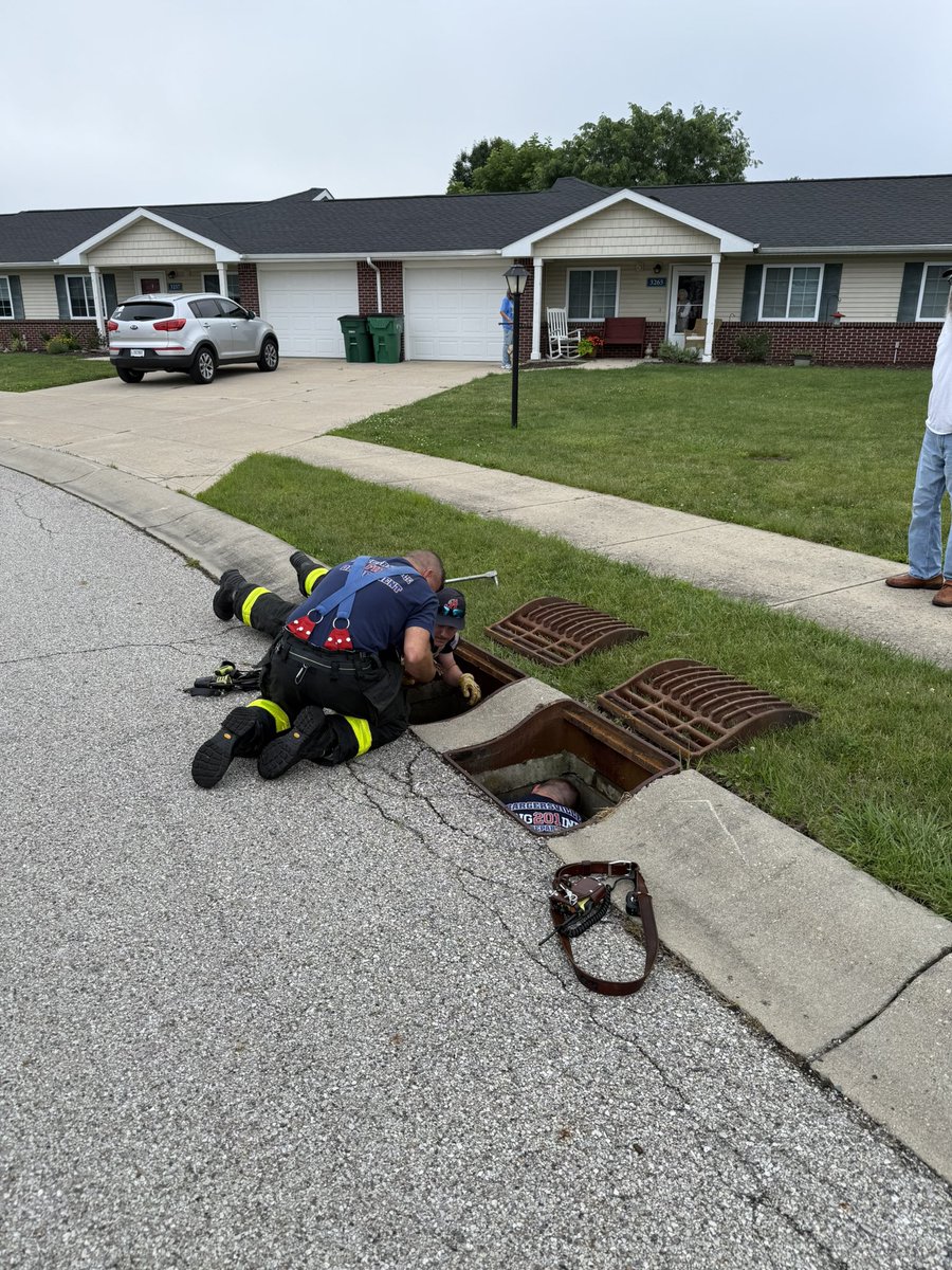 BCFD20's tweet photo. Happy Sunday! 🦆

Engine 201 started the morning with a little community service, helping rescue a few ducklings that had wandered into a storm drain before safely reuniting them with their mother.

Sometimes, it’s the little calls that make for a good day. https://t.co/LwyMQXzS03