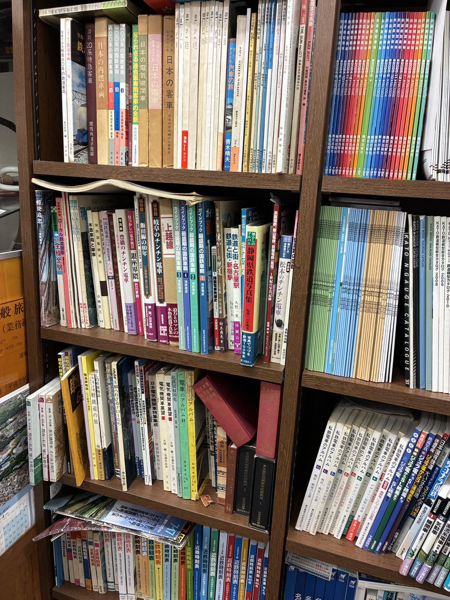 TrainTetsujiro's tweet photo. 今日は萬鉄道さんで図書閲覧。
機芸出版社のスタイルブックシリーズは、当時の車両が横構図で模型作製を促すように描かれており、眺めているだけで楽しい。
その他の蔵書も豊富で作製の参考になります。 https://t.co/OTofluVe9D