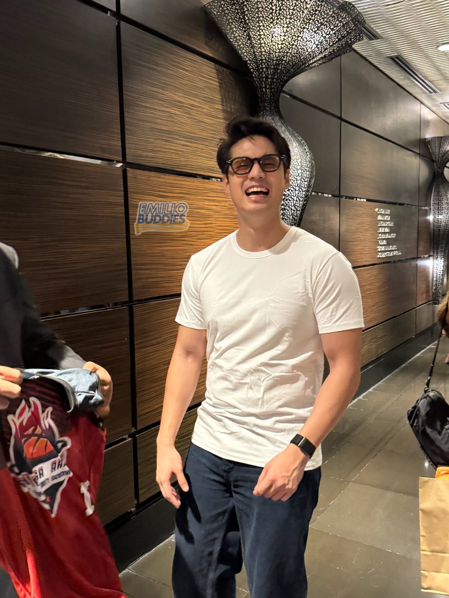 emiliobuddies_'s tweet photo. He's happy—he personally signed his Mythical Five Bida sa Arena jersey. 💙🏀

#EmilioDaez l #Giveaways https://t.co/J14Kj5dHEc