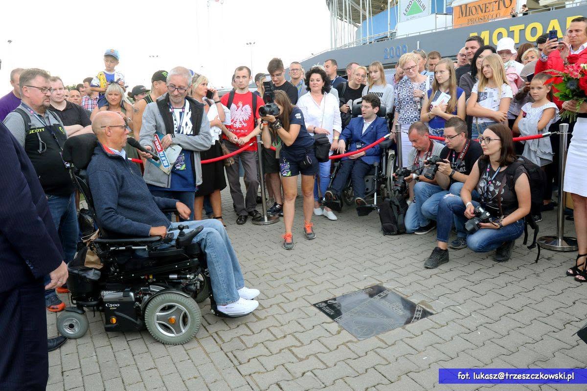 KrystJaworski's tweet photo. Klasa, szacunek i pamięć. Bardzo podoba mi się, jak w Toruniu traktowane są klubowe Legendy. Zarówno kibice, jak i @KS_Torun pokazują, co to znaczy prawdziwa kultura i wdzięczność wobec byłych zawodników👏

#PerJonsson #RyanSullivan @Chris_Holder23 @D_Dublu_racing  

📸@KS_Torun https://t.co/SgYzoX53Dy