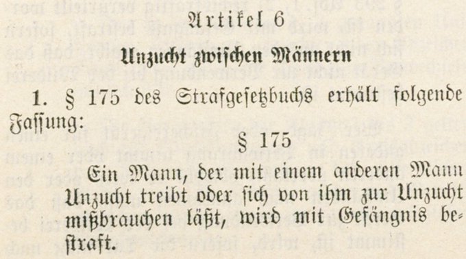 AuschwitzMuseum's tweet photo. 28 czerwca 1935 | Niemiecki minister sprawiedliwości Franz Gürtner znowelizował paragrafy 175 i 175a kodeksu karnego III Rzeszy, uznając każdy homoseksualny czyn mężczyzn za przestępstwo.

Częściowo zachowane materiały archiwalne zawierają informacje o co najmniej 77 więźniach Auschwitz, których uwięzienie zostało określone jako wynikające z §175. Niektórzy więźniowie skazani na podstawie tego paragrafu byli jednak rejestrowani w obozie w innych kategoriach, takich jak więźniowie polityczni, aspołeczni lub kryminalni. 

Niemiecki badacz Rainer Hoffschildt, korzystając z różnych źródeł, w tym archiwów niemieckich, oszacował łączną liczbę więźniów §175 w Auschwitz na co najmniej 136.

Spośród 136 więźniów §175 osadzonych w KL Auschwitz co najmniej 66 zostało zabitych. Kolejnych 11 zginęło po przeniesieniu do innych obozów. Wiadomo, że 32 przeżyło, natomiast los 24 pozostaje nieznany. Najprawdopodobniej nie przeżyli oni wojny. Jeden wyzwolony więzień, Anton Breuer (nr 62855), zmarł 15 kwietnia 1945 r. w szpitalu Polskiego Czerwonego Krzyża w Oświęcimiu.

Zdecydowana większość tych więźniów była narodowości niemieckiej. Co najmniej 14 było pochodzenia żydowskiego i pochodziło z tzw. Starej Rzeszy. Jeden więzień osadzony w KL Auschwitz na podstawie §175 był najprawdopodobniej pochodzenia polskiego.

Zobacz naszą lekcję internetową o więźniach §175 w Auschwitz: https://t.co/m8qtOnti2l

Nasz podcast: https://t.co/N2MWH9PvpX

Zobacz nasz projekt Memory 4.0 poświęcony różnym grupom prześladowanym w Auschwitz, aby poznać los homoseksualnych mężczyzn w obozie: https://t.co/a1EU7tvUUC