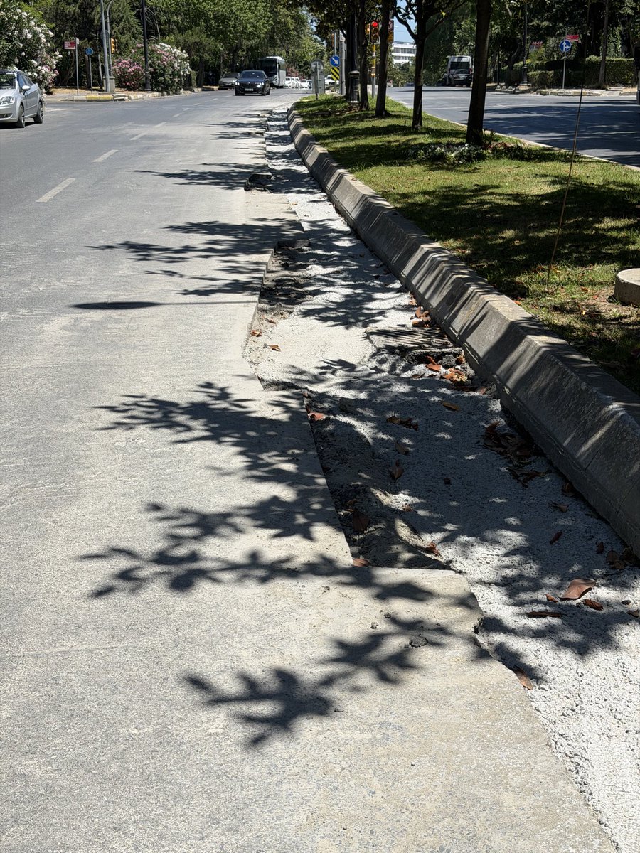 gzrfth's tweet photo. @IBBcozummerkezi @bkrbld Uğur Mumcu Bulvarı’ndaki yol çalışmasında yeterli uyarı levhası ve güvenlik önlemleri bulunmuyor. Bu eksiklik nedeniyle yaşanabilecek olası bir kazanın sorumluluğu kime ait olacak? https://t.co/kNajvKIV2j