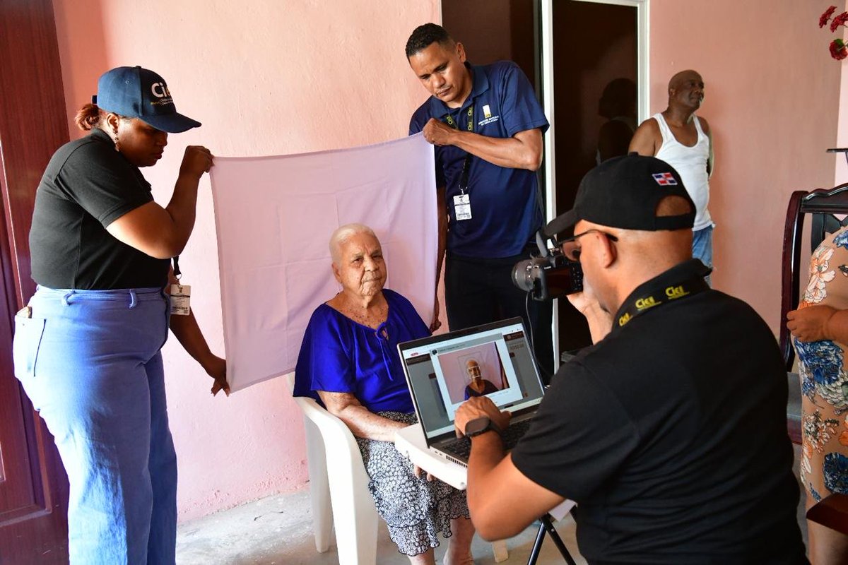 juntacentral's tweet photo. ¡Hoy domingo, es el último día del operativo especial de la #NuevaCédulaRD en el municipio de Mella y zonas aledañas!

Además de la atención en el centro habilitado hasta las 9:00 p. m., nuestros equipos realizan captura de datos y biométricos a domicilio para aquellas personas que, por su condición, no pueden trasladarse desde sus hogares, garantizando así su derecho a la identidad.

Recuerda que los fines de semana y días feriados la renovación está disponible para todos, sin importar el mes de tu cumpleaños. Puedes acudir a cualquier centro de cedulación. Solo los centros de Sambil, Galería 360, Plaza Central, Bella Vista e Higüey requieren cita.

Consulta la ubicación y los horarios de los centros de cedulación en: https://t.co/LcBp90yOvx

¡Tu cédula eres tú, porque tu identidad es única!

#NuevaCédulaRD