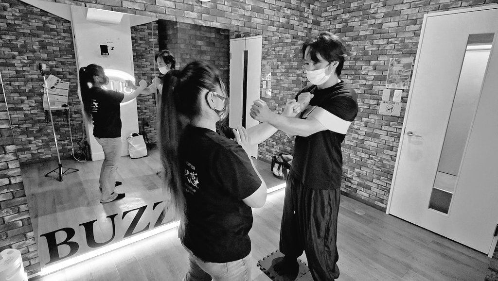 Ange7_WingChun's tweet photo. 基礎をしっかり身に付けたいと
焦ることなく納得するまで
月2回とことん頑張る生徒さん

どうしても筋肉が邪魔をして
脇を閉めるのが難しかったので
きつめのオリジナルバンドを
持ってきた

早速試す💪

ある程度着けて練習し
外して再度練習すると
脇を締めるイメージが
しやすかったようで大好評😊 https://t.co/lZt9eyW6jZ
