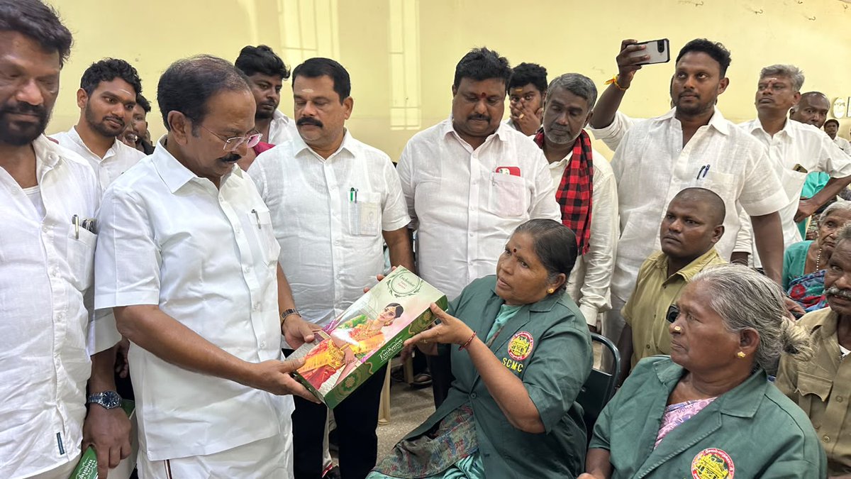 SalemRRajendran's tweet photo. கழக தலைவர் @mkstalin அவர்களின் வழிகாட்டுதலின்படி, 
முத்தமிழறிஞர் டாக்டர் கலைஞர் அவர்களின் 103ஆவது பிறந்தநாள் விழாவை முன்னிட்டு, சேலம் மாநகர தி.மு.க இளைஞர் அணி சார்பில் நடைபெற்ற நலத்திட்ட உதவிகள் வழங்கும் விழாவில் கலந்துகொண்டு 202 தூய்மைப் பணியாளர்களுக்கு வேஷ்டி,சட்டை, சேலைகள்,சீருடைகள் மற்றும் நலத்திட்ட உதவிகள் வழங்கினேன்.
இந்நிகழ்வில் மாநகர கழக செயலாளர், இளைஞர் அணி அமைப்பாளர் மற்றும் துணை அமைப்பாளர்கள், பகுதி கழக,வட்ட கழக நிர்வாகிகள் மற்றும் கழக உடன்பிறப்புகள் கலந்து கொண்டனர்.