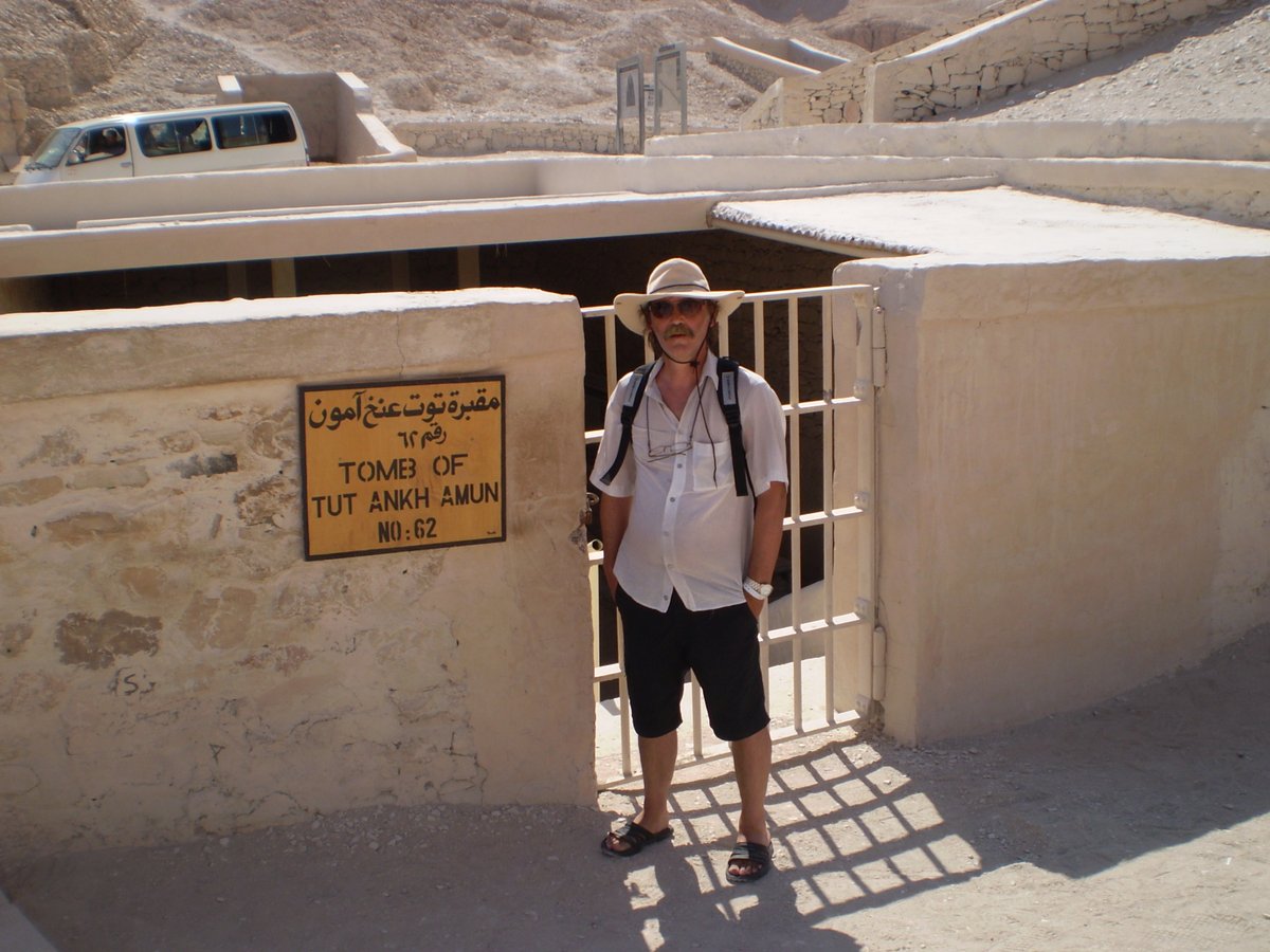 hojsadlo's tweet photo. Tak jsem si vzpomněl, že když jsme byli v Egyptě v Údolí králů a v chrámu Hatšepsut, tak tam bylo  přes 58°C v stínu.
Do stínu jsme ani nechodili, protože tam většinou ani nebyl.
Myslel jsem, že alespoň v těch hrobkách bude chládek - nebyl.
Místní trhovci pracovali,nikdo neumíral https://t.co/ABbiOJaQGO