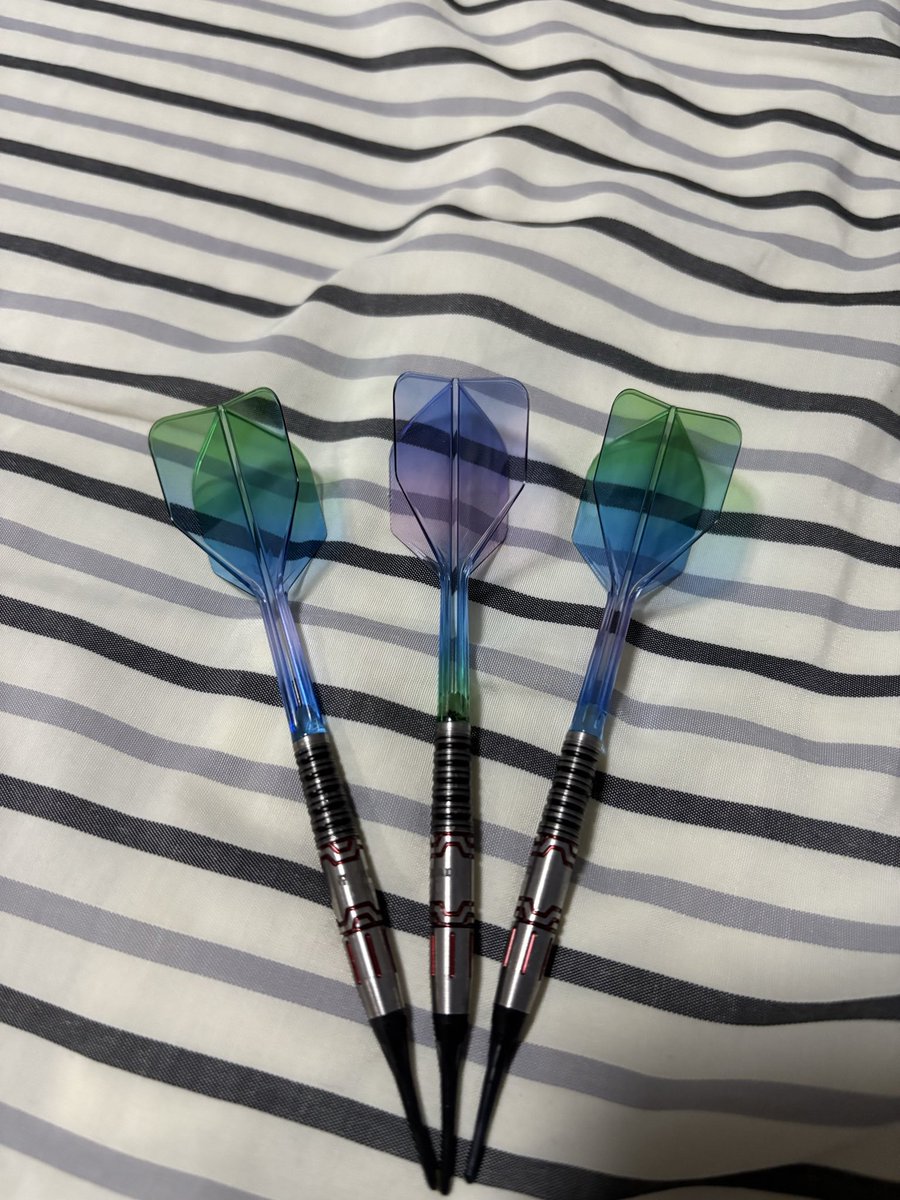 norisuke_darts's tweet photo. 今日はさとぴょんさんの開催した練習会に参加して投げまくった😀
さとぴょんさんが染めたK-FLEXのフライト貰ったけどセンスしかない✨️
これしおりんの限定バレルにめっちゃ合うやんって思った😊 https://t.co/dfUDb3paV6