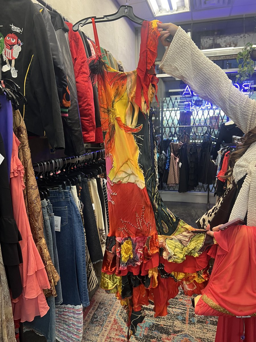 ffffatemaa's tweet photo. i regret not copping this gorg french dress at the thrift :,) https://t.co/dgHrfXdMxx