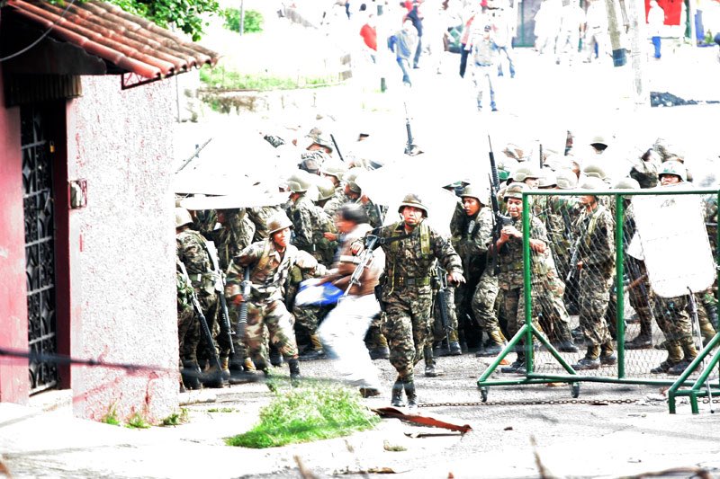 PoliticoHN504's tweet photo. Hace 17 años se produjo el rompimiento del orden constitucional. La oligarquía no quería que se le consultara al pueblo su propio destino. 

Depusieron al mejor Presidente @manuelzr que había tenido Honduras, lo exiliaron a Costa Rica, violaron todo principio ético y el orden internacional, nos regresaron a las tabernas, e impusieron en América Latina la doctrina Monroe. 

Los ministros más cercanos al Presidente sufrieron la persecución y la barbarie, entre ellos Patricia Rodas, Rixi Moncada y Enrique Reina, debieron buscar cómo pudieron su salida de Honduras. 

Todo cambió en Honduras. Se desarrolló la consciencia del pueblo de los poderes oligopolicos, se materializó la causa de Mel Zelaya y Xiomara Castro en Libre. 12 años después se logró el poder mediante la vía pacífica y democrática. Nada de lo que decían era cierto. Xiomara llegó con votos, la votación más alta para cualquier candidatx presidencial. 

Hizo el mejor gobierno de la historia pero el poder mediático reescribió con apoyo externo su gesta y la de Libre. Hoy el pueblo, que votó para sacar a Libre, sufre las consecuencias de aquella manipulación. 

Mel nunca se rinde. Libre nunca se rinde. 

A 17 años: ¡Golpes nunca más! ¡Dictaduras nunca más! Se van.