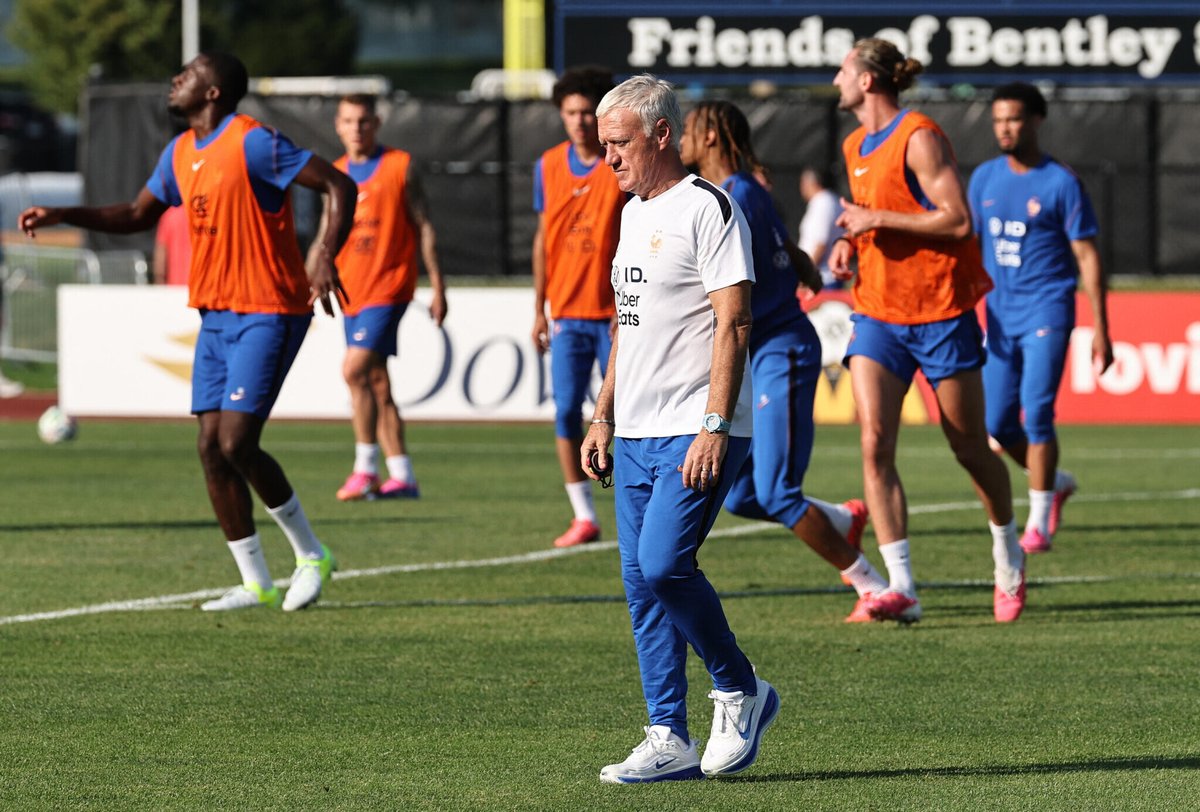 le_Parisien's tweet photo. « La première compétition, elle est finie » : les images du retour de Didier Deschamps avec les Bleus à Boston

➡️ https://t.co/ozjIRMP3J5 https://t.co/U6Ds7HigDn