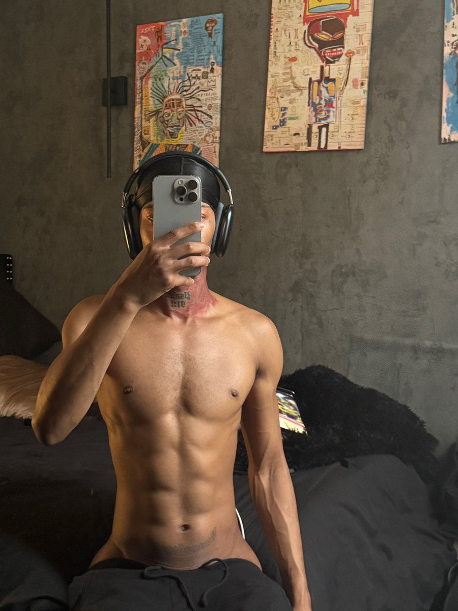 pixtheeminaj's tweet photo. Sundaze☀️ lets watch a movie and you play with my booty https://t.co/2tT9cVXHBv