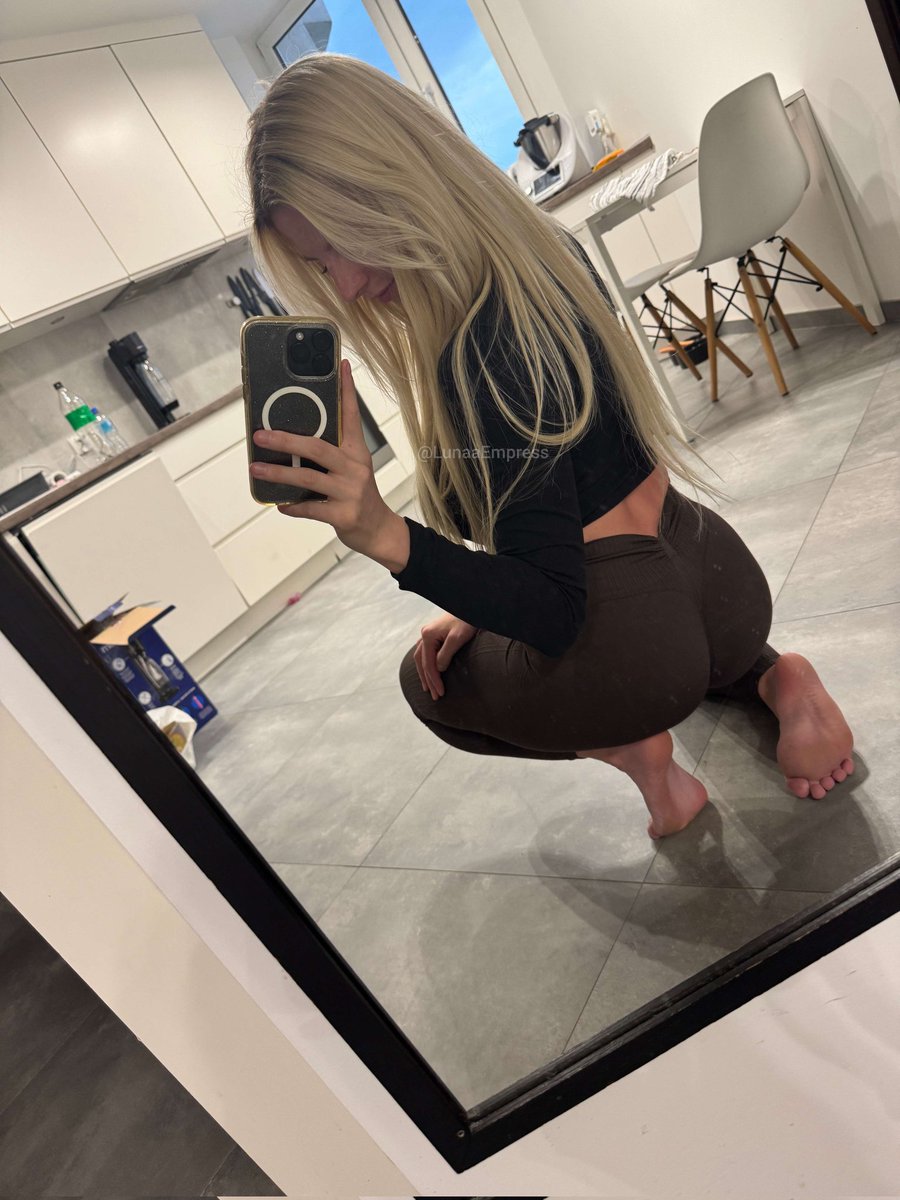 LunaaEmpress's tweet photo. Squatting by the mirror wondering how many of you would want to be that floor right now 😏👣 https://t.co/MbFK1NkIUb