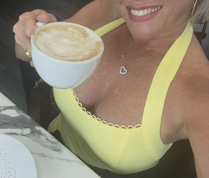 Houston Hotwife - 1 pic. Sunday Brunch 75% OFF ONLY FANS Cum peek under the dress (🔗 in comments) https://t.co/1WlPZl7oy4