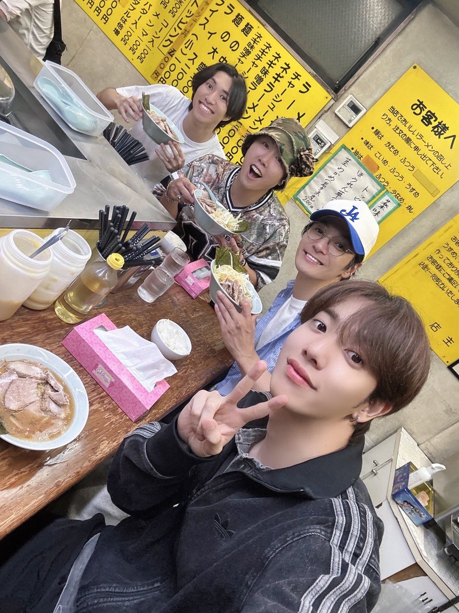 jackyjacson0805's tweet photo. 本日は愛の不時着稽古オフ🪂

昼から打ち合わせや溜まってた仕事してから
近くで用事があったから
りょきのLHPコラボのポップアップに
顔出して来た🥸

あんかけパスタ、も初体験でめちゃうま🍝
アパレルに飲食も同時並行で
事業展開の背景も見えてリスペクトだ🤘
@ryokimiyama0426 

あとこないだの稽古後サクッとラーメン会🍜
ずたくんと堪大と仁哉で
@nSSign_official 
@kandai_1021 
汁に米入れて食べたの久しぶり🍚

オフ前日はアンサンブルキャストで
頑張ってる若手くんの仁哉連れて
サウナ🧖🧖‍♂️

さてさて
明日から稽古場ラストウィーク
乗り越えたらついに舞台稽古だ🔥