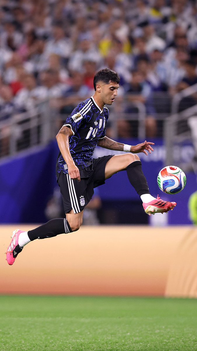 chomickirio's tweet photo. Lo hicieron jugar de lateral improvisado en un Mundial. Respondió siendo el jugador con más acciones defensivas completadas, 5/6 duelos ganados y 95% de precisión en los pases.

Siempre Exequiel Palacios. https://t.co/b0x9P7ipmh