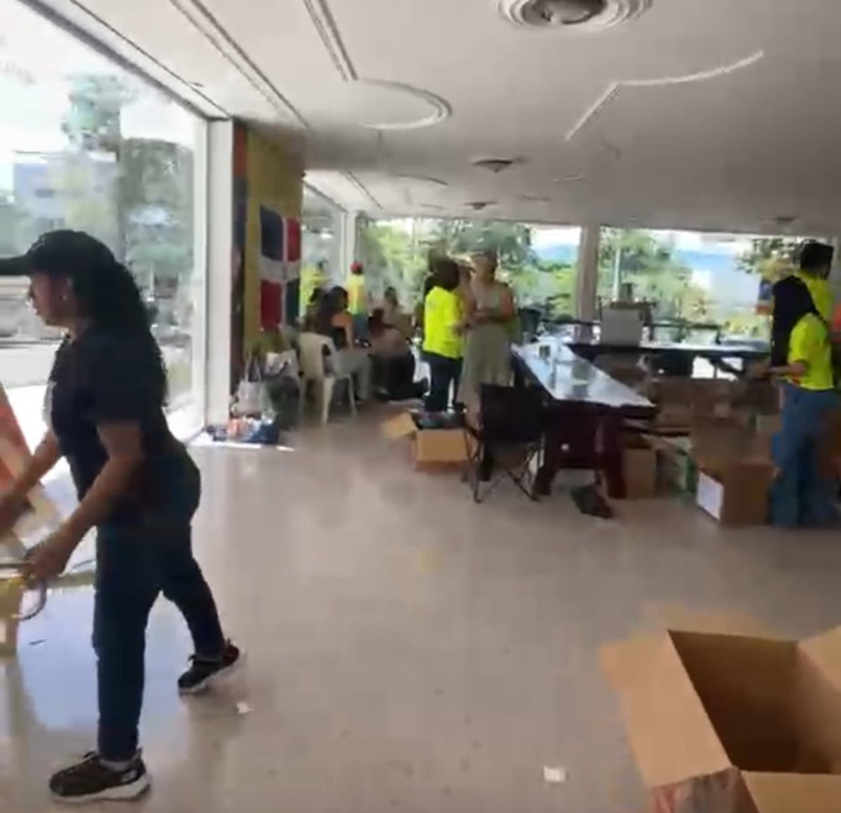 WilsonAleman25's tweet photo. Centro de acopio instalado por nuestro Alcalde @ulisesrodg en el Ayuntamiento de Santiago en Solidaridad con el País hermano Venezuela #FuerzaVenezuela. #Teesperamos. Trae tu aporte. https://t.co/NYnPlV8qww
