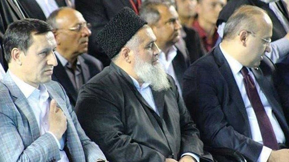 DeVRim__MKA's tweet photo. “Mustafa Kemal’in askeriyiz” diyen Teğmen Serhat Gündar’ı yeğeninin yemin törenine almadılar..

Diğeri de çocuk tcvzcüsü tarikat şeyhi. Devlet protokolünde. https://t.co/0Nh0f6WtjT