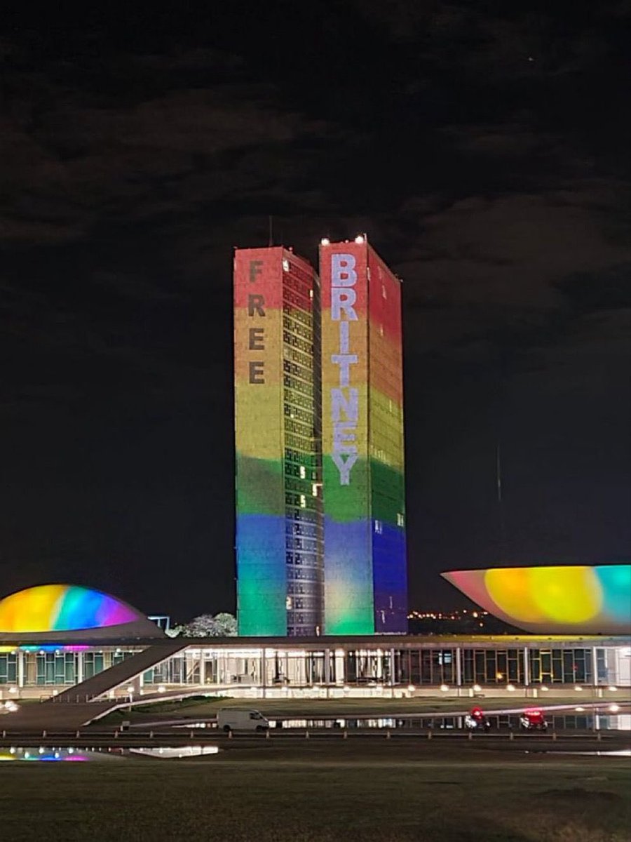 xbritneyonline's tweet photo. 🚨FEZ HISTÓRIA! Há 5 anos, o Congresso Nacional, em Brasília, foi iluminado com a projeção do movimento Free Britney, criado por fãs e admiradores em defesa da liberdade e da recuperação dos direitos de Britney Spears. https://t.co/LhKI7xwUNO