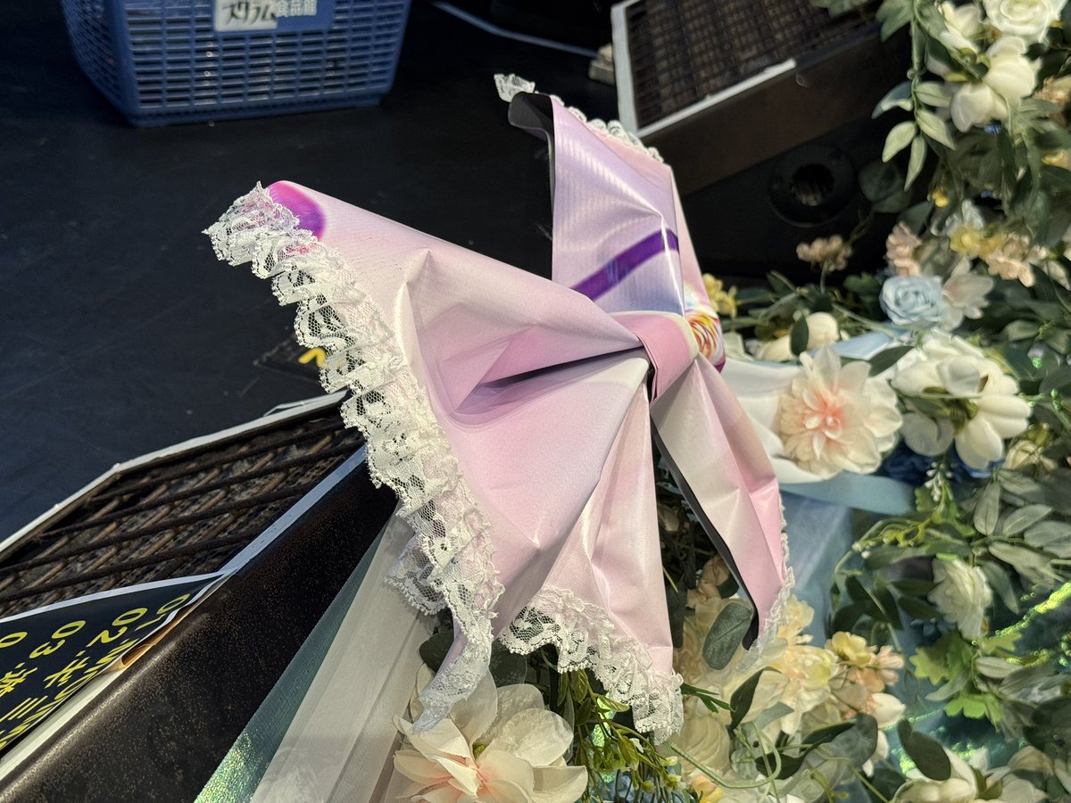 PThkenta's tweet photo. 去年のワンマンで使われたこの横断幕（1枚目）が、このリボン（2枚目以降）になったらしい
手が混んでるし、いつも装飾してる方々凄い👏 https://t.co/t9OXFmgEjB