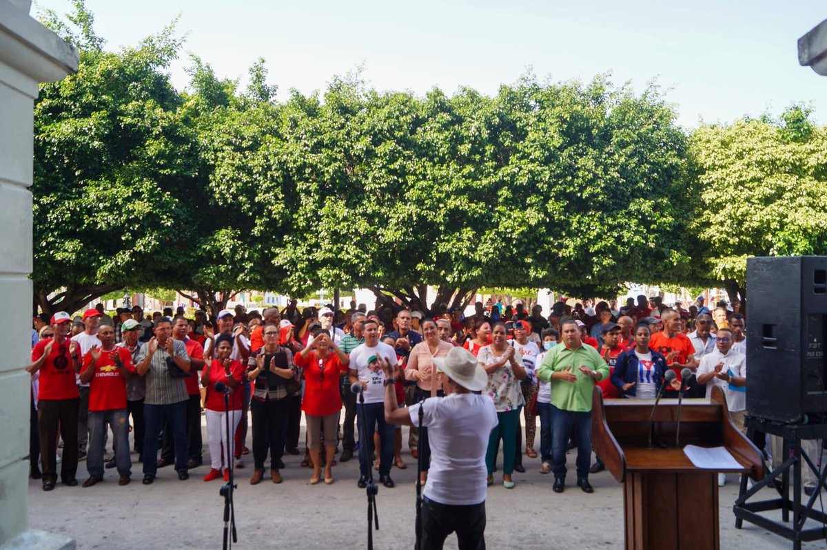 BarceloOrt92635's tweet photo. #ProvinciaGranma  Imágenes de la celebración inicial en #Manzanillo, por recibir la condición de sede de las actividades centrales por el Día de la Rebeldía Nacional.
Con mucho júbilo y entusiasmo los presentes recibieron la noticia.
¡Muchas felicidades!
#MiMoncadaEsLaPatria https://t.co/AU3SEsEEOv