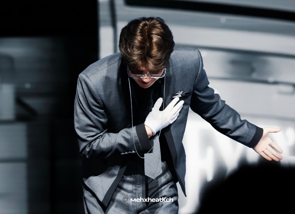 softhunnie94's tweet photo. Go! Go! Fashionista Sehun!!! Rock that Chinese Gala!!!!! https://t.co/cOzlNq8OWM