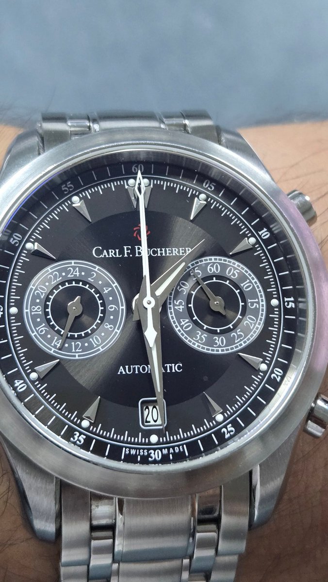 OnurWsC's tweet photo. Carl F. Bucherer Manero Centralchrono 00.10910.08.33.21

Saat kronograf göstergelerinin standart alt kadran yerleşiminden farklı olarak merkeze taşındığı özgün bir kadran mimarisine sahiptir. (2. Fotoğraf)
Alışılagelmiş kronograf saatlerde kronograf saniyesi merkezdeki uzun koldan akarken ve kronograf dakikası alt kadranlardan takip edilirken, bu modelde hem kronograf saniyesi hem de kronograf dakikasi merkezde ve tüm kadranı kapsayan iki farklı koldan takip edilmektedir. 

Geleneksel çizgileri, mekanik karmaşıklıkla bir araya getiren model, üst düzey işcilik ve malzeme kalitesiyle sunulmaktadır. Ancak Rolex'in markayı satın almasının ardından geçen bir kaç senenin sonunda, geçtiğimiz yıl, 1888'den beri üretime devam eden Carl F. Bucherer marka saatlerin üretimine son verildiği açıklanmıştır. 

Saatin kalbinde, Sellita SW300 temel kalibresi üzerine Dubois Depraz kronograf modülü entegre edilerek geliştirilen Calibre CFB 1967 otomatik mekanizma yer almaktadır. Mekanizma 47 taşlı bir yapıya sahip olup, yaklaşık 40 saatlik güç rezervi sunmaktadır. Arka kapaktaki safir cam üzerinden, markanın logosuyla işlenmiş rotor ve klasik saatçilik geleneklerine uygun perlage detayları gözlemlenebilmektedir.