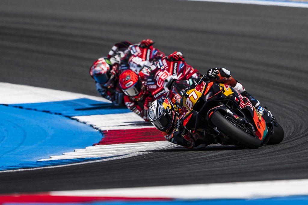 37_pedroacosta's tweet photo. It’s a shame because I was feeling good during the first few laps today. 

Tomorrow I’ll be having medical check on my right hand to see when we can have the operation. Keep positive, keep working 💆🏻‍♂️🦈 https://t.co/tmFYBWeND1