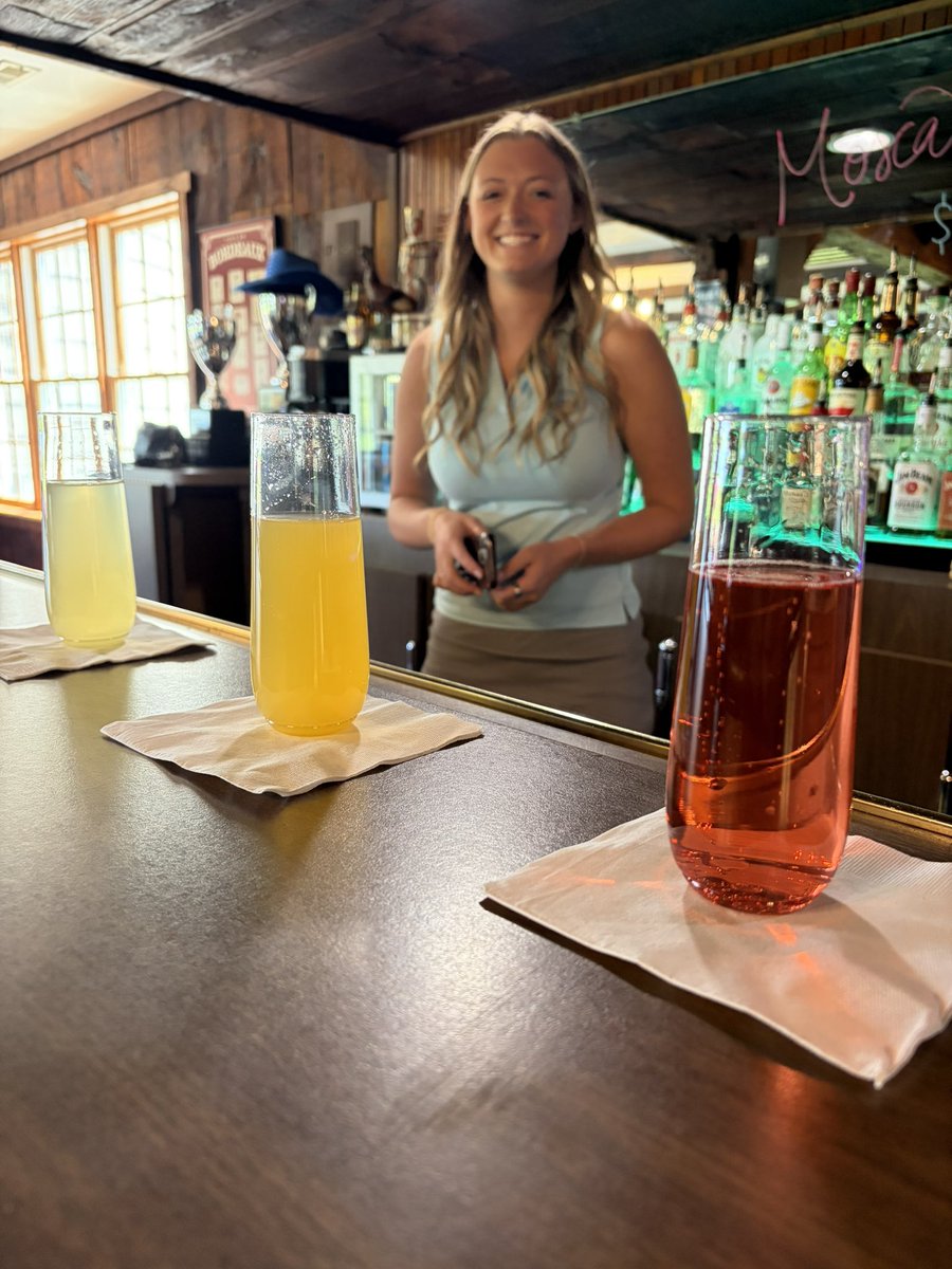 GolfMulberry's tweet photo. Sunday Funday @ Hank’s Place #mimosas #golf https://t.co/wiOUC4WufN