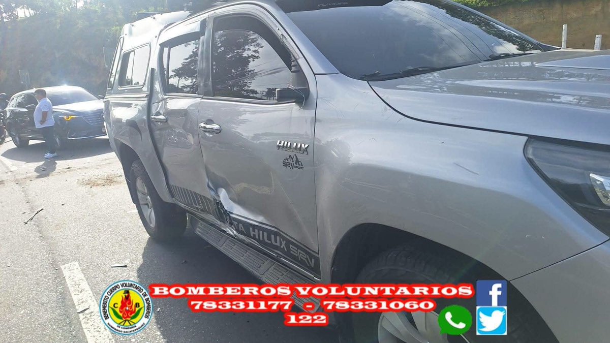 vichoguate's tweet photo. AHORA:

Dos motocicletas impactan con picop en kilómetro 41 de Ruta Interamericana.

Bomberos Voluntarios de Sumpango indican que:
"Segun informan conductores y curiosos, que presenciaron el hecho; los motoristas venían a excesiva velocidad y no se percatan que adelante se habia generado una fila de vehículos, al llegar a una curva ya no les dio tiempo frenar, impactando uno en la parte lateral de un pickup y el otro en la parte trasera, del mismo automotor, quien transitaba lentamente en el tráfico".