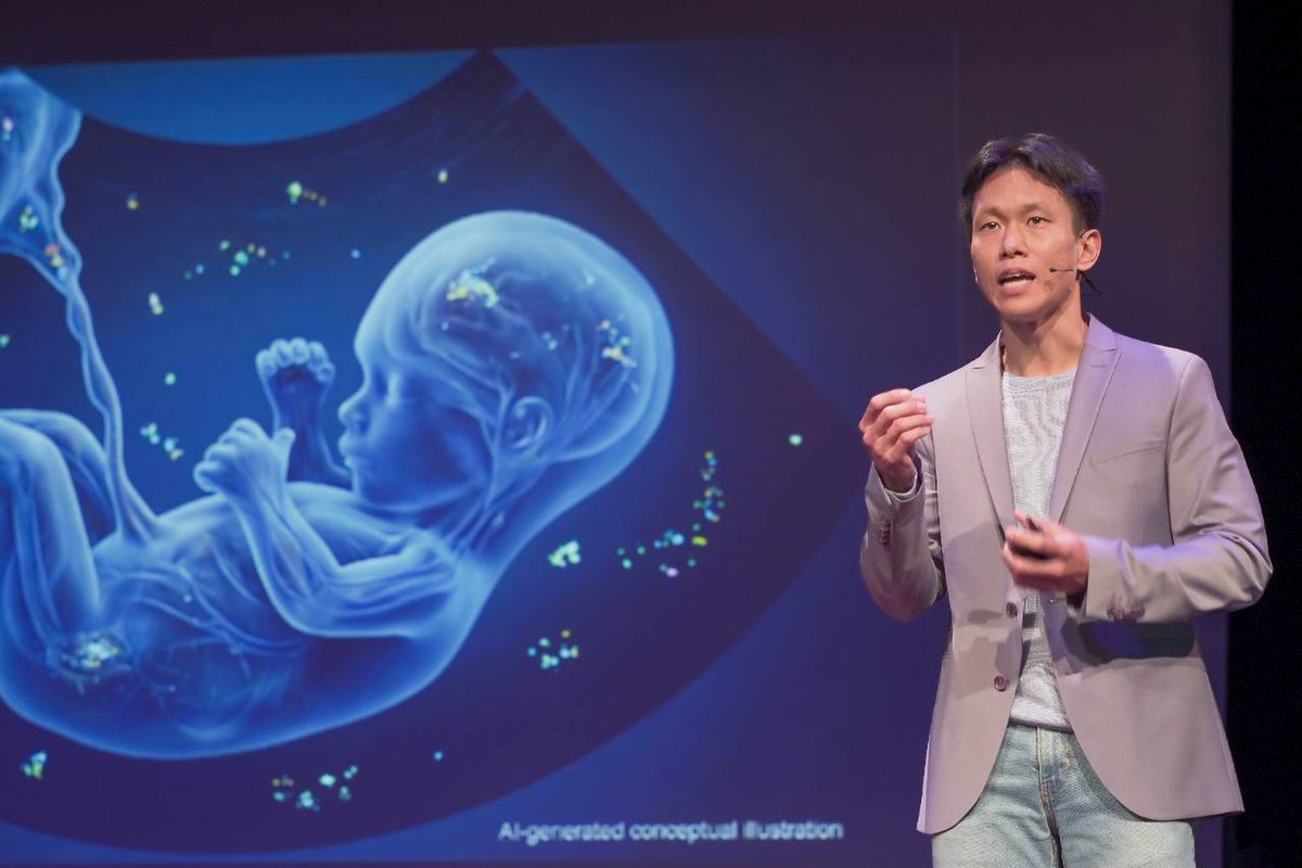 AllatraSweden's tweet photo. 🔬 Dr. John Ahn lyfte fram krisen med mikro- och nanoplaster på TEDx-scenen

Dr. John Ahn, PhD, MBA – chefsforskare och ordförande för ALLATRA Global Research Center – stod på TEDxStLouis-scenen den 30 maj 2026 och höll ett föredrag på Missouri History Museum.

Hans presentation, "Too Small to See, Too Dangerous to Ignore: Micro- and Nanoplastics", riktade uppmärksamheten mot ett av vår tids mest angelägna men osynliga hot.

Dr. Ahn beskrev hur vanliga plastprodukter bryts ned till partiklar som är så små att de inte kan ses med blotta ögat, men som ändå ansamlas i luften, vattnet, ekosystemen och människokroppen. Ny forskning kopplar dessa partiklar till neurodegenerativa sjukdomar, hjärt-kärlpåverkan, reproduktionsproblem och störningar på cellnivå.

Han betonade också att även om minskad plastanvändning, förbättrad återvinning och effektivare saneringsinsatser är viktiga åtgärder, är det fortfarande en mycket stor utmaning att avlägsna de mikro- och nanoplastpartiklar som redan spridits i luft, vatten, ekosystem och biologiska system. Dr. Ahn framhöll därför behovet av en bredare vetenskaplig diskussion om hur dessa partiklar kan göras mindre skadliga när de redan finns i miljön och i levande organismer.

En central del av föredraget var den elektrostatiska laddningens betydelse för att förstå hur mikro- och nanoplaster interagerar med biologiska system – en vetenskaplig insikt som kan spela en viktig roll i utvecklingen av framtida lösningar.

Dr. Ahn uppmanade publiken att betrakta mikro- och nanoplaster inte enbart som ett miljöproblem, utan som en framväxande vetenskaplig utmaning som kräver fortsatt forskning, öppen dialog och praktiskt inriktade lösningar.

🔗 Fullständig pressrelease:
https://t.co/sO3wCg8AE0

Uppmärksammad av bland andra Associated Press, The National Law Review, FOX 2, CBS 10, ABC 12, CBS 42, NBC 33, CBS 13, FOX 4 och DC News Now.

#ALLATRA #TEDxStLouis #Mikroplaster #Nanoplaster #GlobalHälsa #Miljövetenskap #Forskning #Hållbarhet #Innovation #STOMP